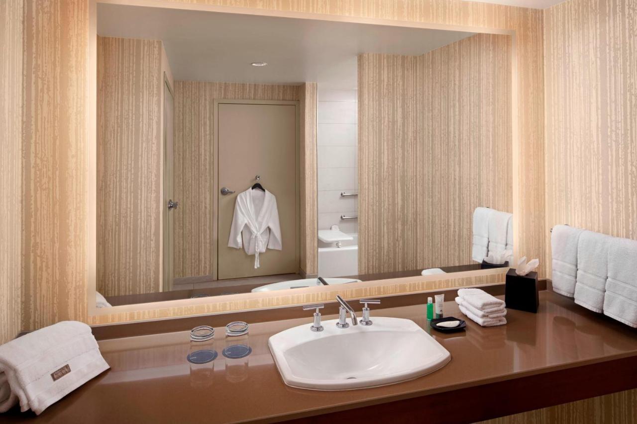 1 Bedroom Junior Suite, 1 King, Riverfront at The Westin Cincinnati