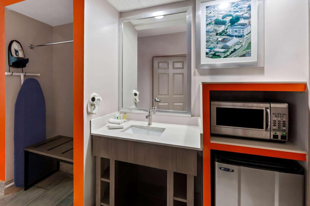 Deluxe Double Room with Two Double Beds - Disability Access - Non-Smoking at Howard Johnson by Wyndham Jackson