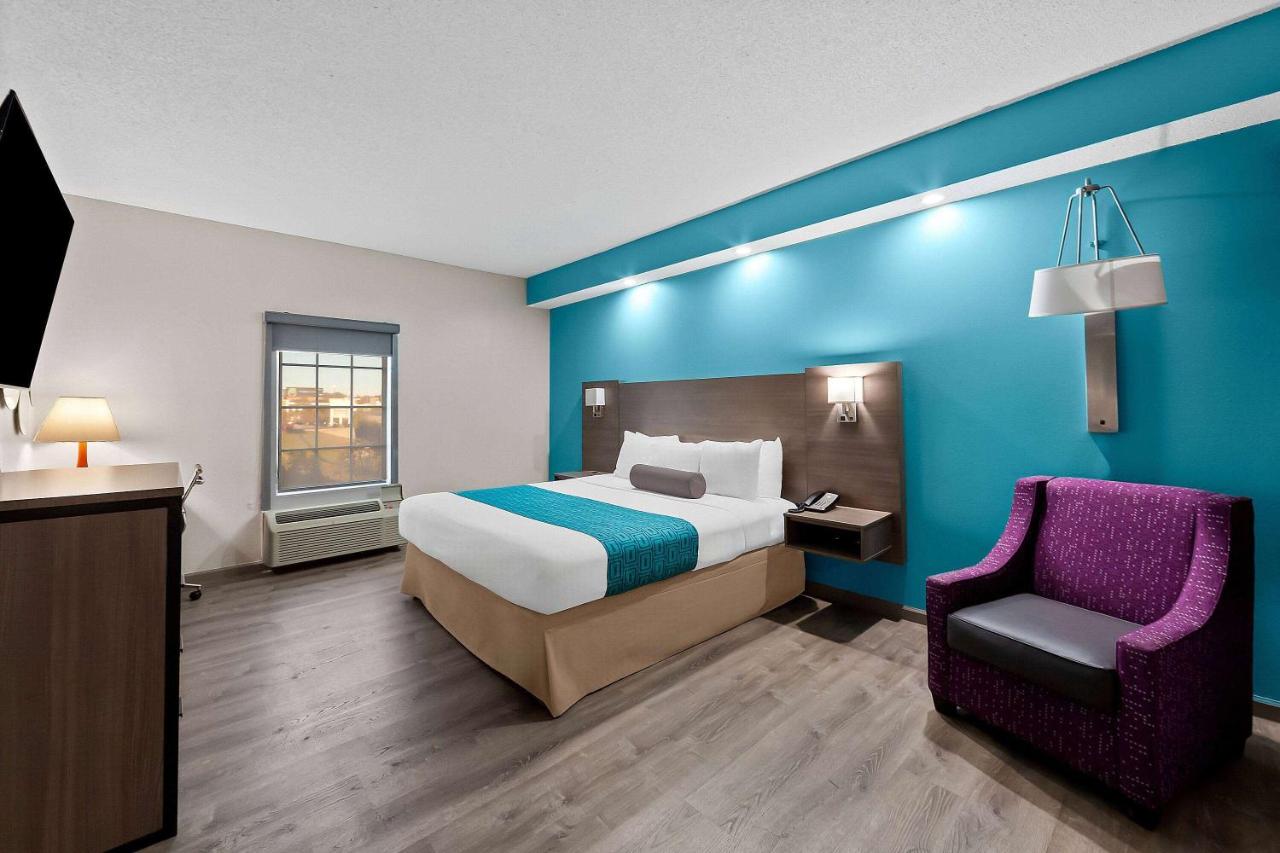 King Room - Disability Access - Non-Smoking at Howard Johnson by Wyndham Jackson