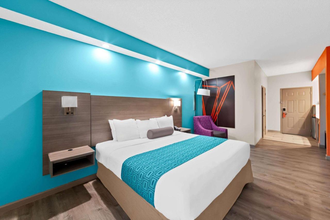 King Room - Disability Access - Non-Smoking at Howard Johnson by Wyndham Jackson