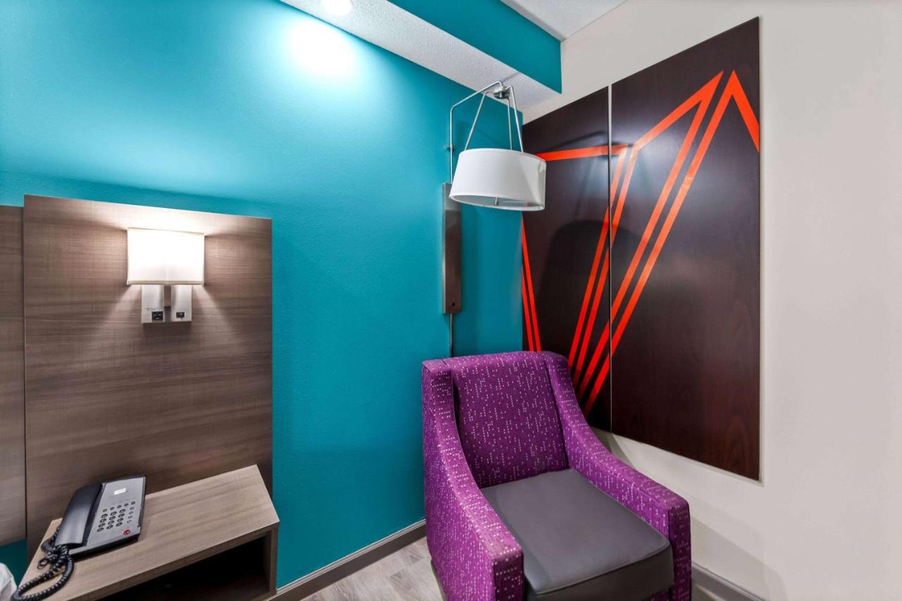 King Room - Disability Access - Non-Smoking at Howard Johnson by Wyndham Jackson