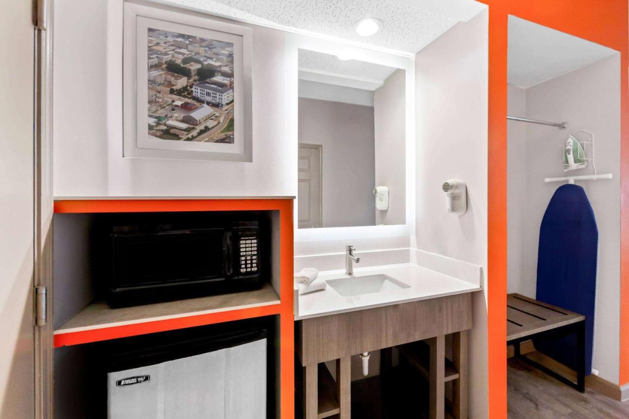 King Room - Disability Access - Non-Smoking at Howard Johnson by Wyndham Jackson