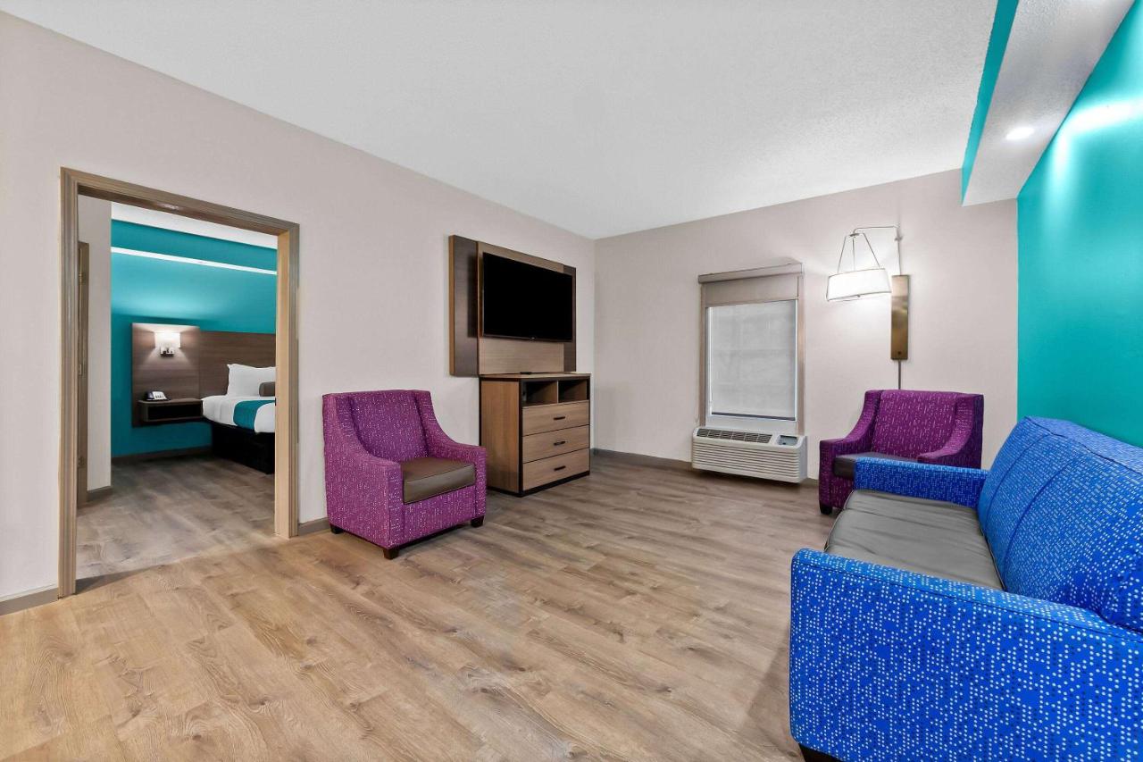 King Suite - Non-Smoking at Howard Johnson by Wyndham Jackson