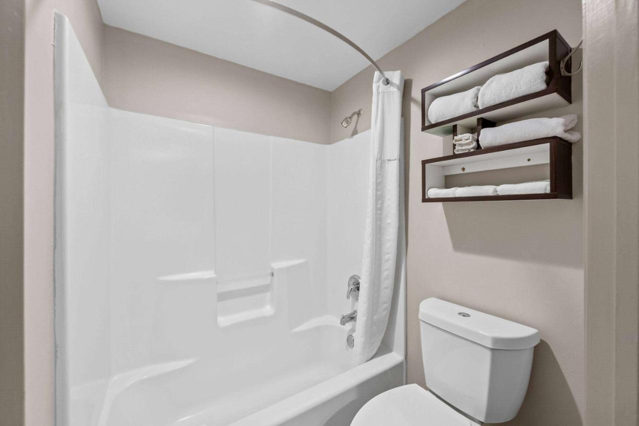 King Suite - Non-Smoking at Howard Johnson by Wyndham Jackson