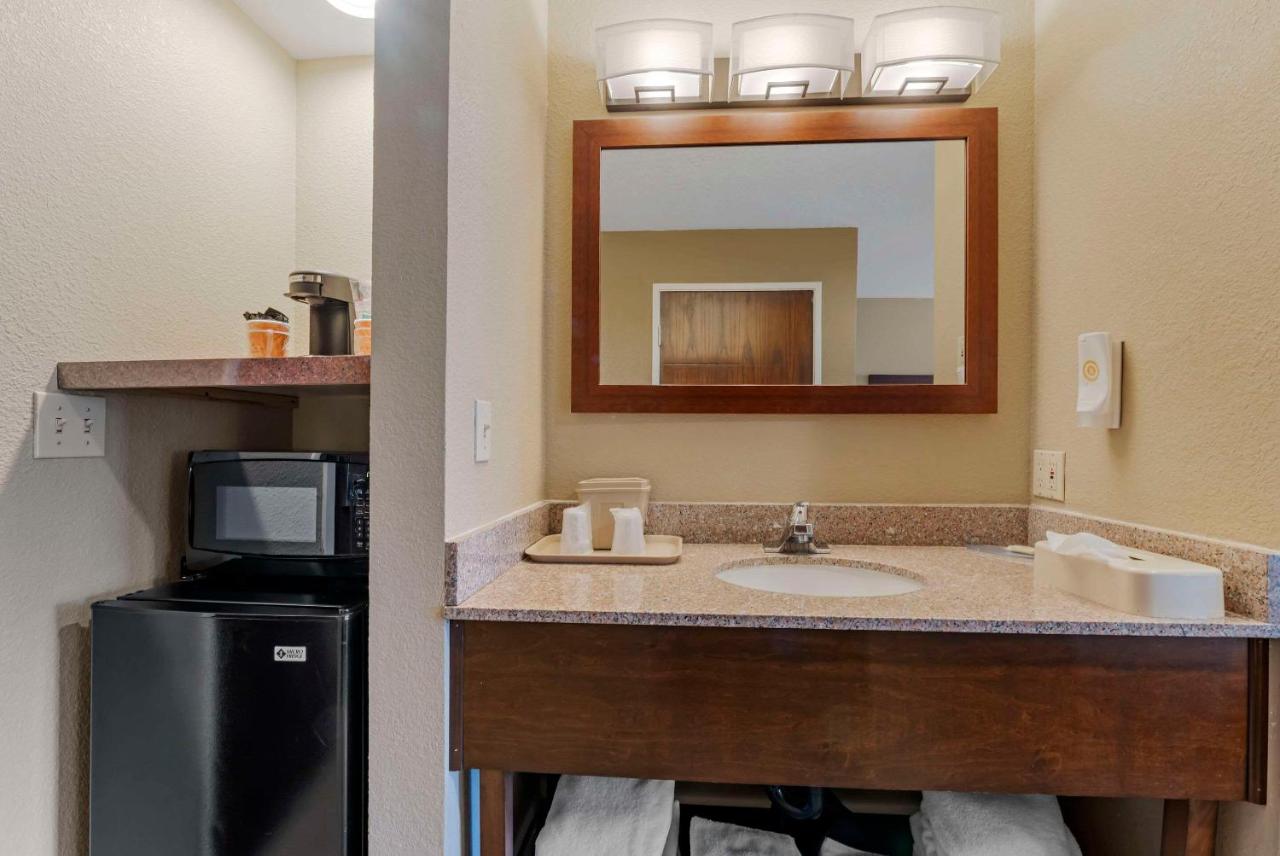 King Suite - Non-Smoking at Comfort Inn Lathrop - Stockton Airport