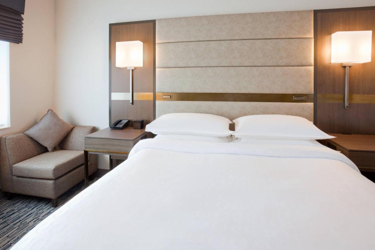 Guest Room, 1 King at Sheraton St. Paul Woodbury Hotel