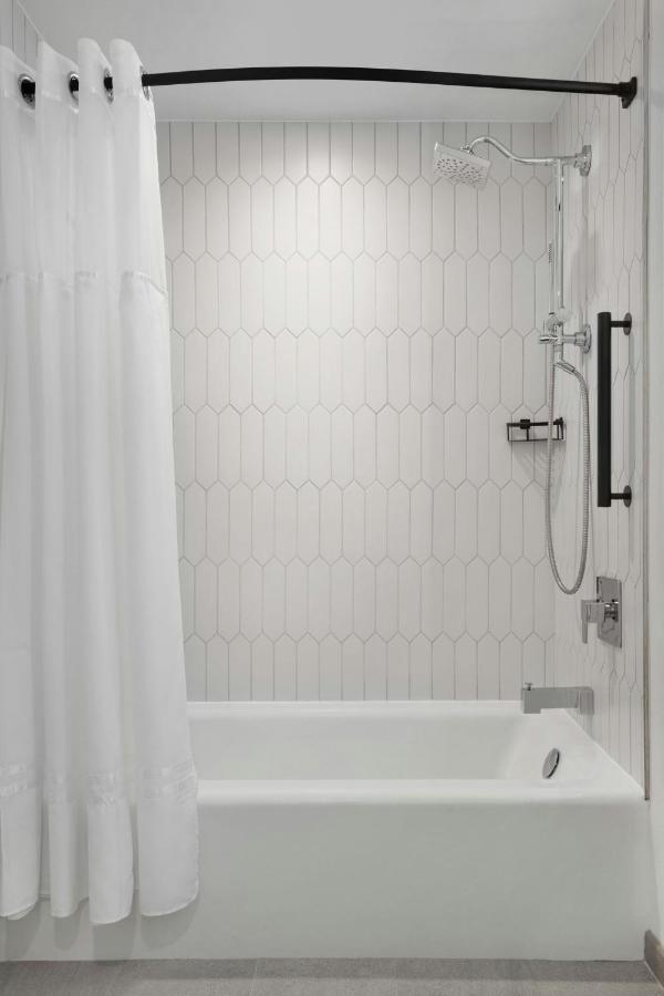 Guest Room with Two Double Beds and City View - Concierge Level at Marriott Marina del Rey