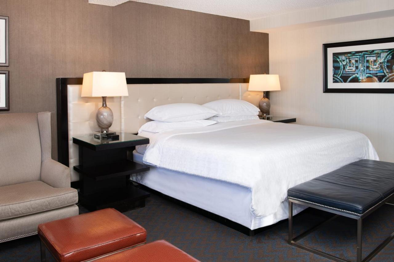 Deluxe, Larger Guest room, 1 King, Sofa bed, City view at Sheraton Mission Valley San Diego Hotel