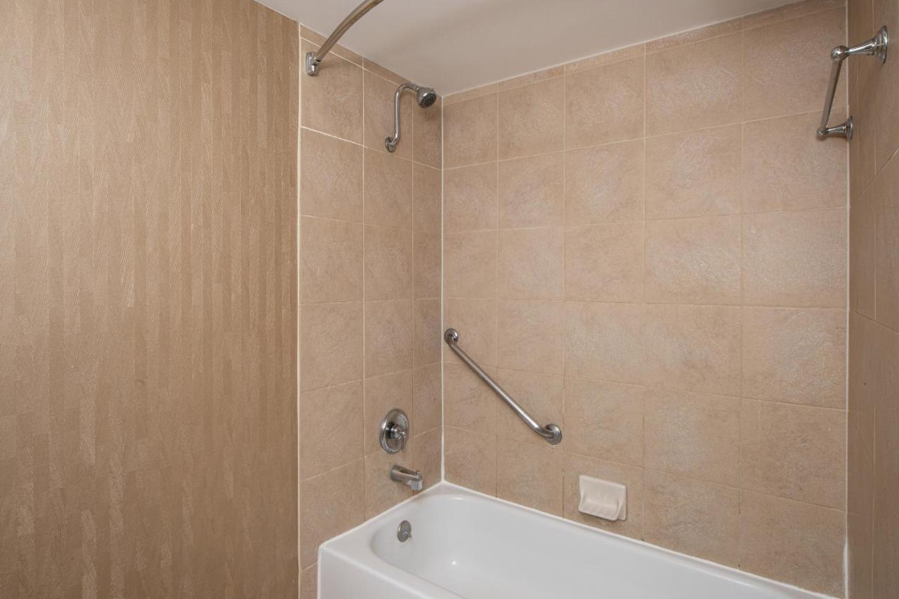 Deluxe, Larger Guest room, 1 King, Sofa bed, City view at Sheraton Mission Valley San Diego Hotel