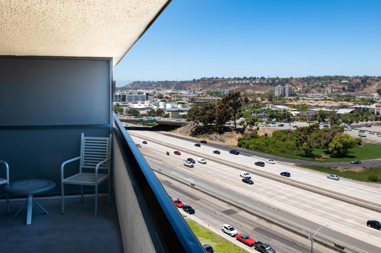 Deluxe, Larger Guest room, 1 King, Sofa bed, City view at Sheraton Mission Valley San Diego Hotel