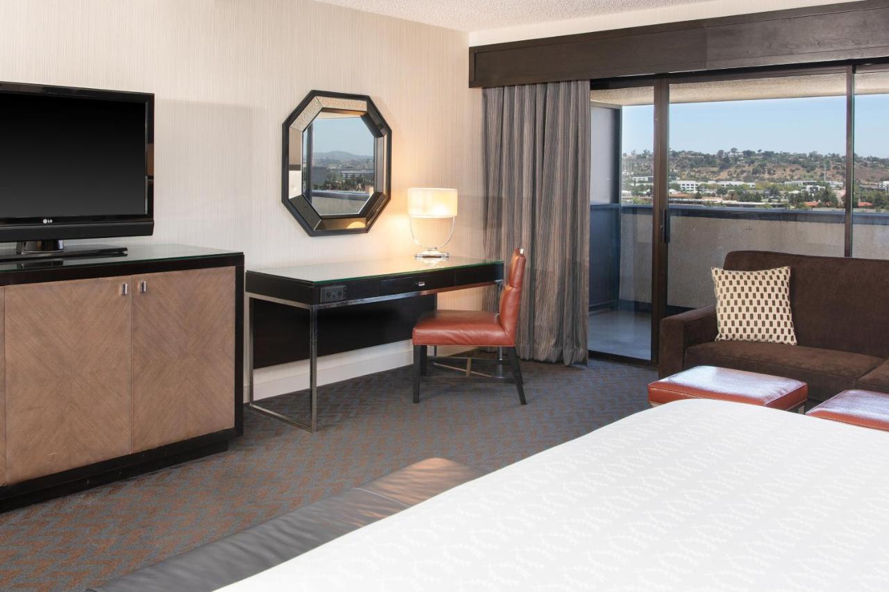 Deluxe, Larger Guest room, 1 King, Sofa bed, City view at Sheraton Mission Valley San Diego Hotel