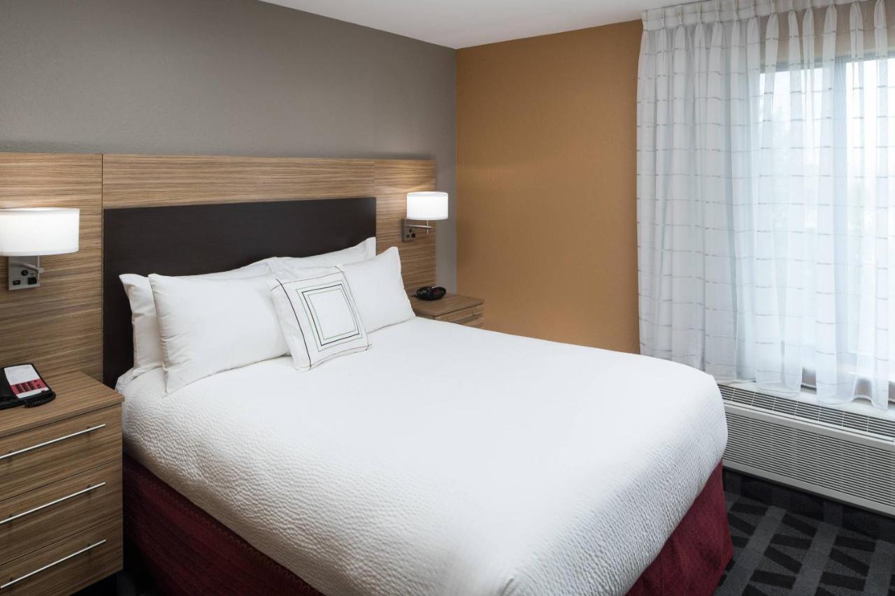 One-Bedroom Queen Suite with Sofa Bed at TownePlace Suites by Marriott Panama City