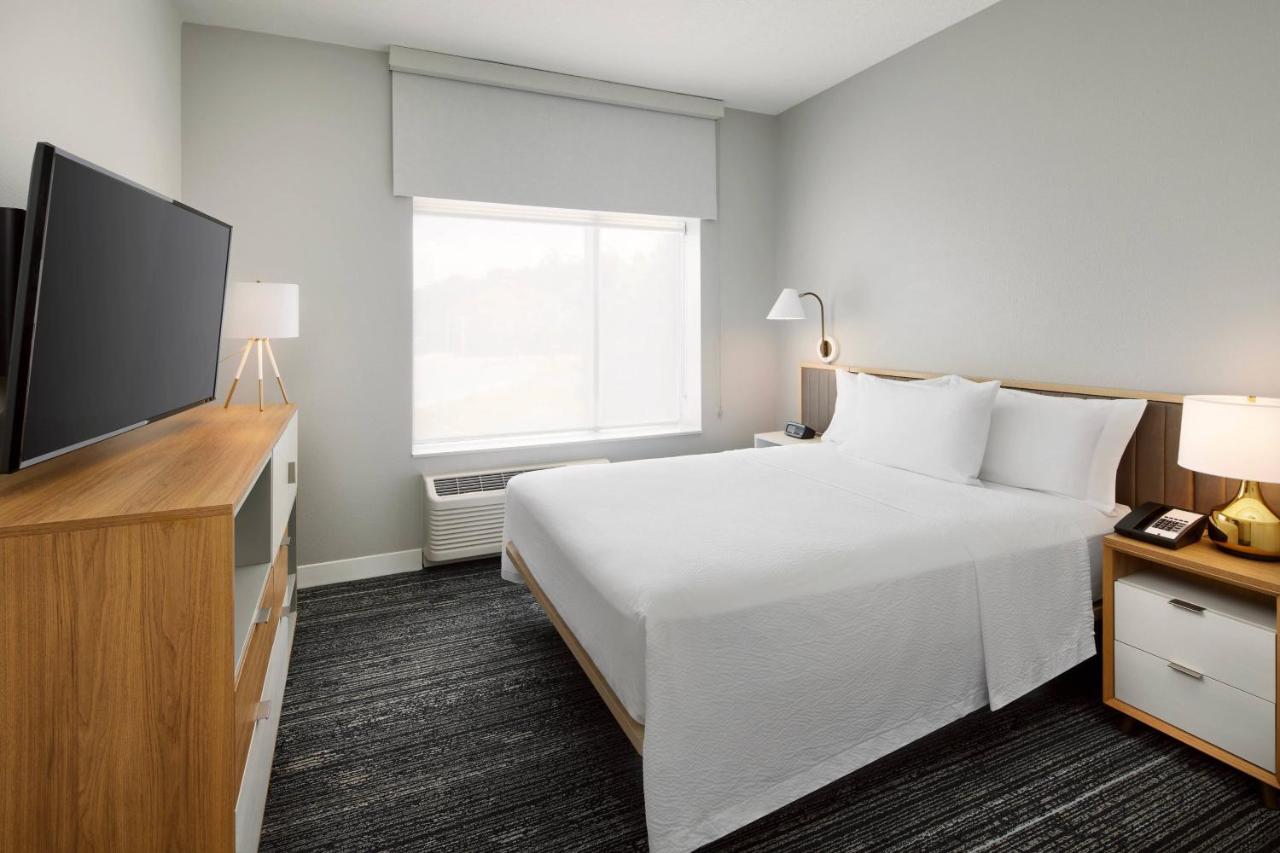One-Bedroom Queen Suite with Sofa Bed at TownePlace Suites by Marriott Plant City