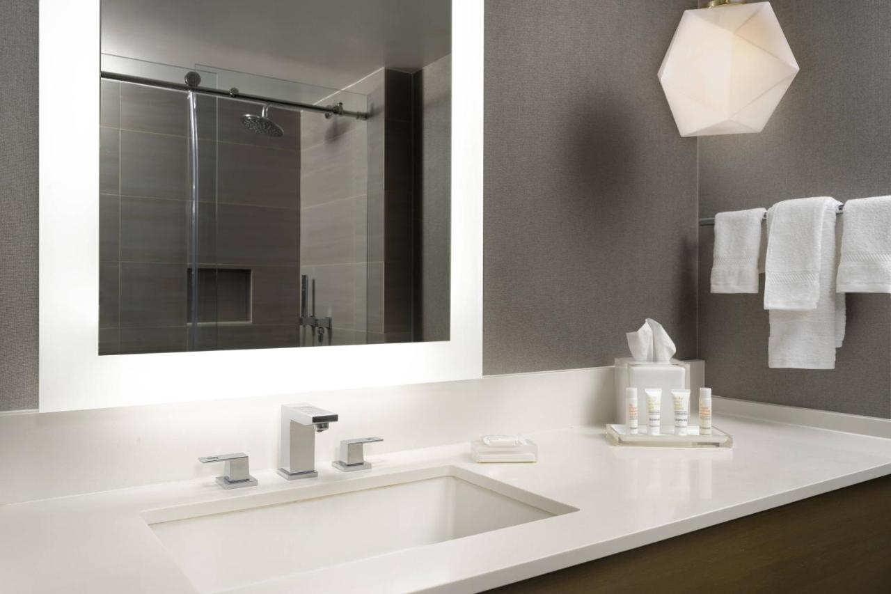 Deluxe Guest Room, Reserved, 2 Double, High floor, Balcony at Warner Center Marriott Woodland Hills