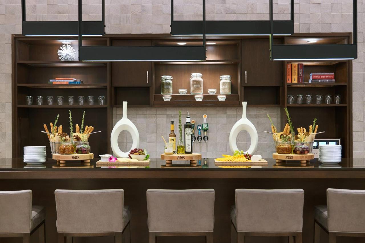  | Warner Center Marriott Woodland Hills