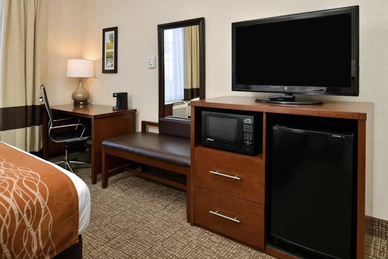| Comfort Inn & Suites DeForest