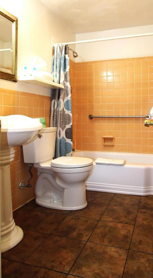 | Colonial Inn Seekonk