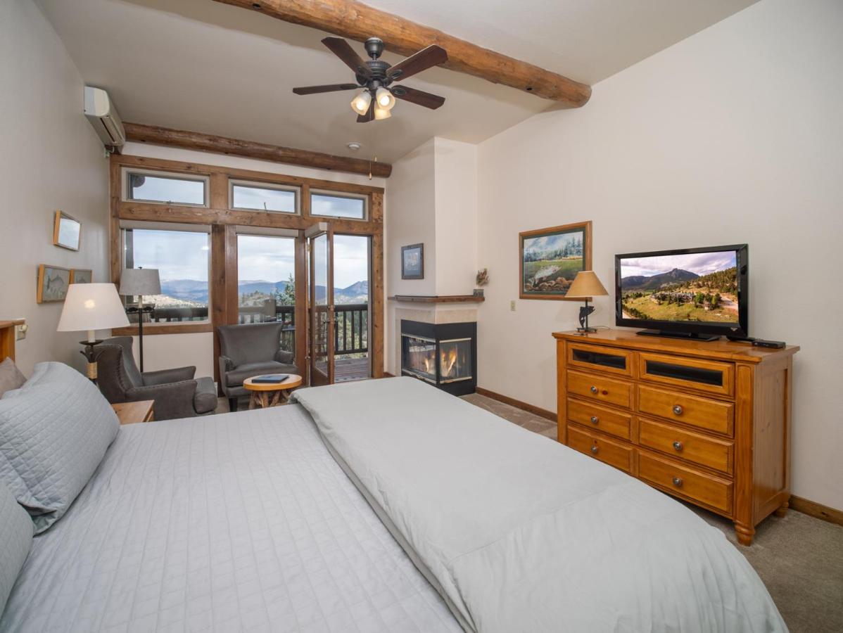 King Room with Balcony at Taharaa Mountain Lodge