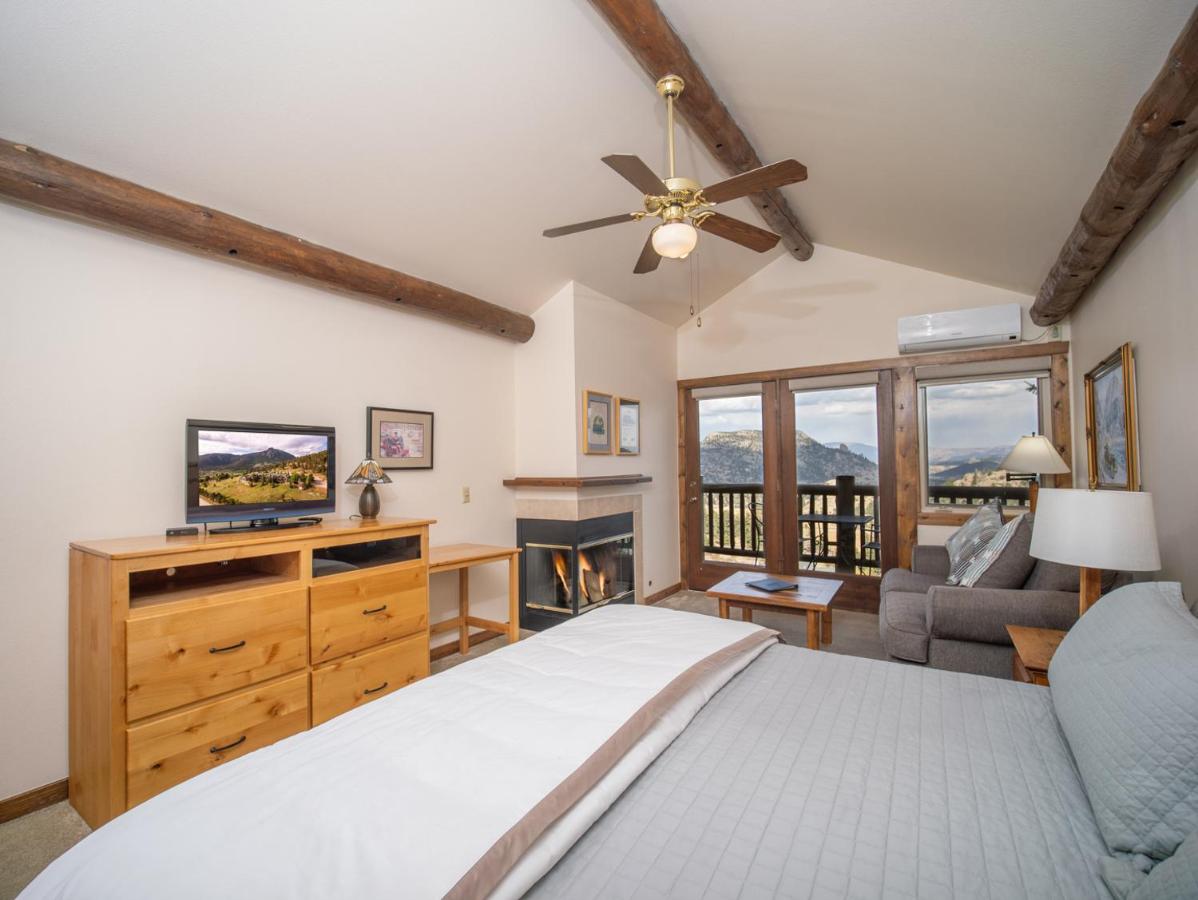 Junior Suite with Balcony at Taharaa Mountain Lodge