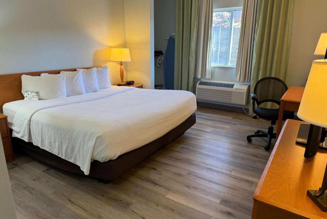 King Room - Mobility Access/Non-Smoking at Wingate by Wyndham Sioux City