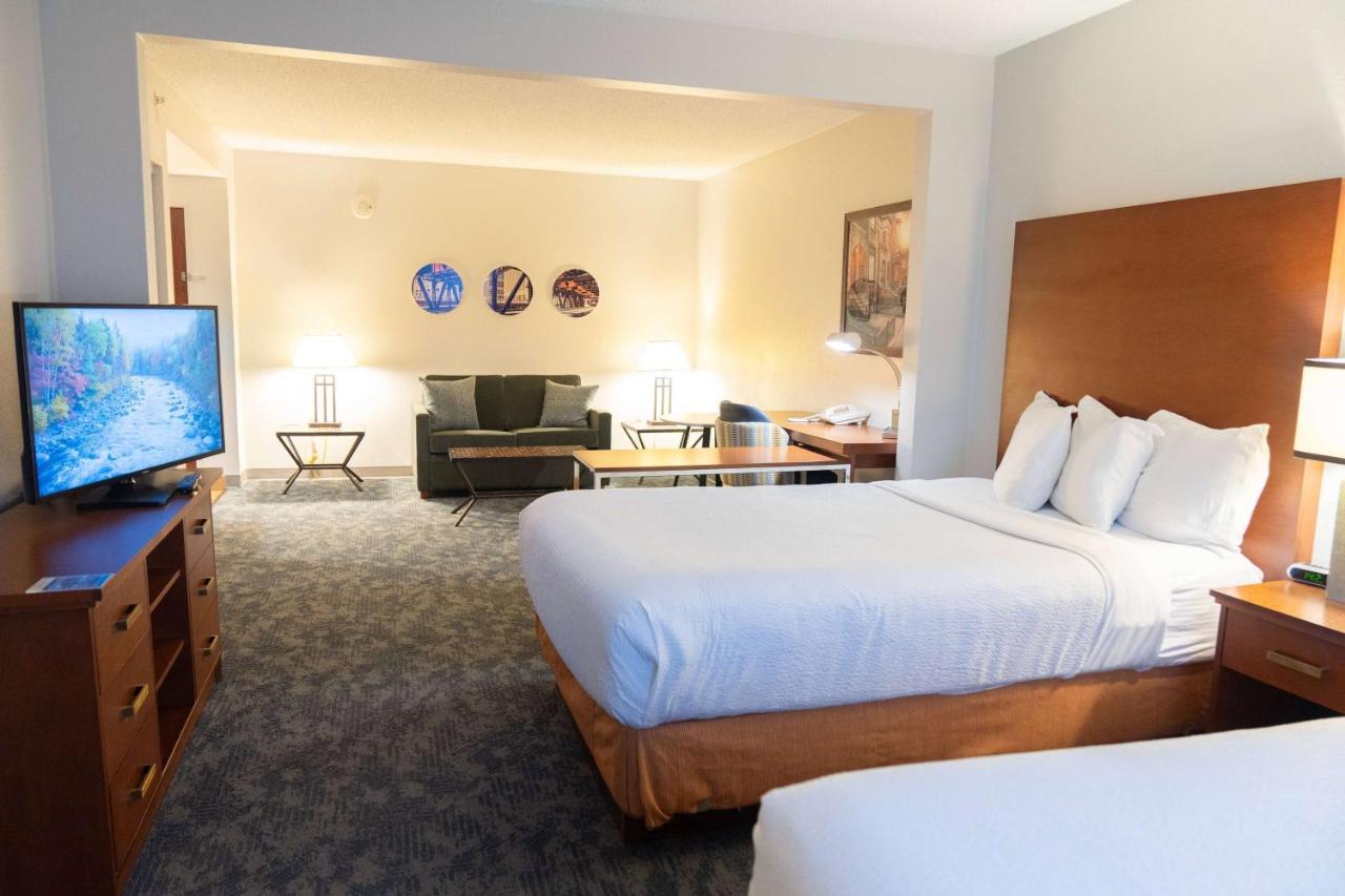 Executive Double Room with Two Double Beds at La Quinta Inn & Suites by Wyndham Bannockburn-Deerfield