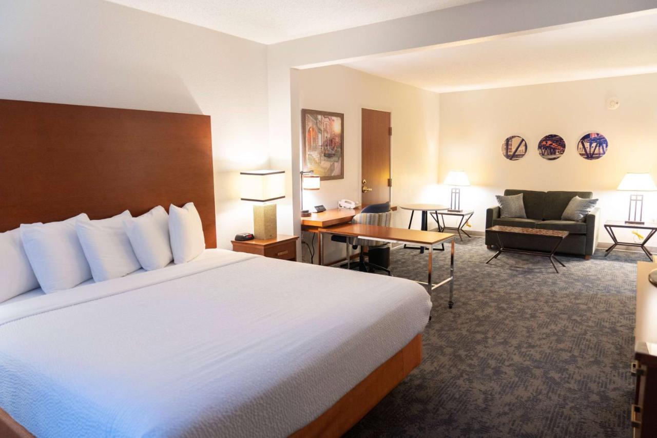 Executive King Room at La Quinta Inn & Suites by Wyndham Bannockburn-Deerfield
