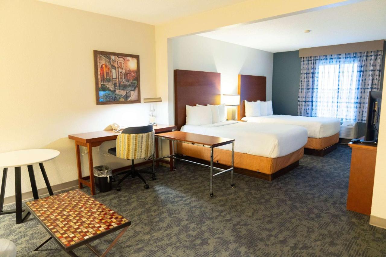 Executive Double Room with Two Double Beds at La Quinta Inn & Suites by Wyndham Bannockburn-Deerfield