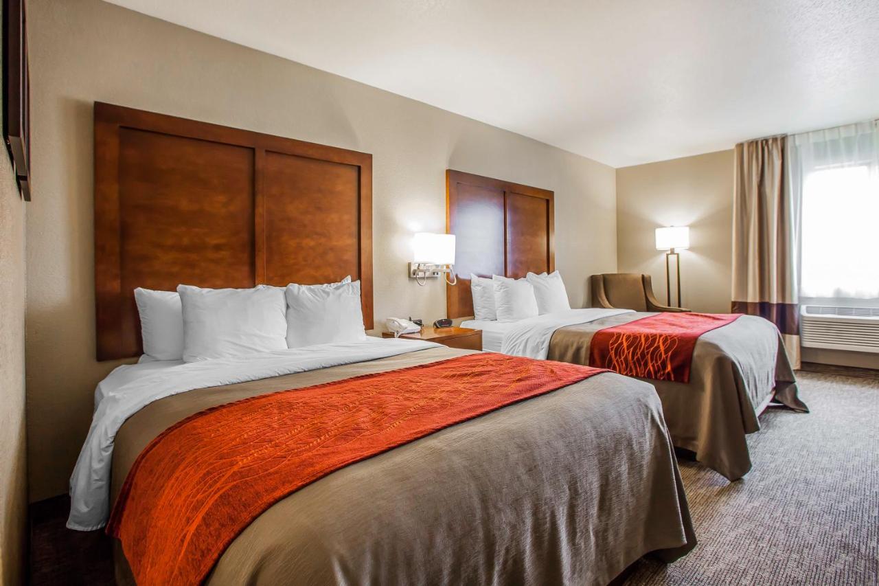Queen Room with Two Queen Beds - Non-Smoking at Comfort Inn Marshalltown South