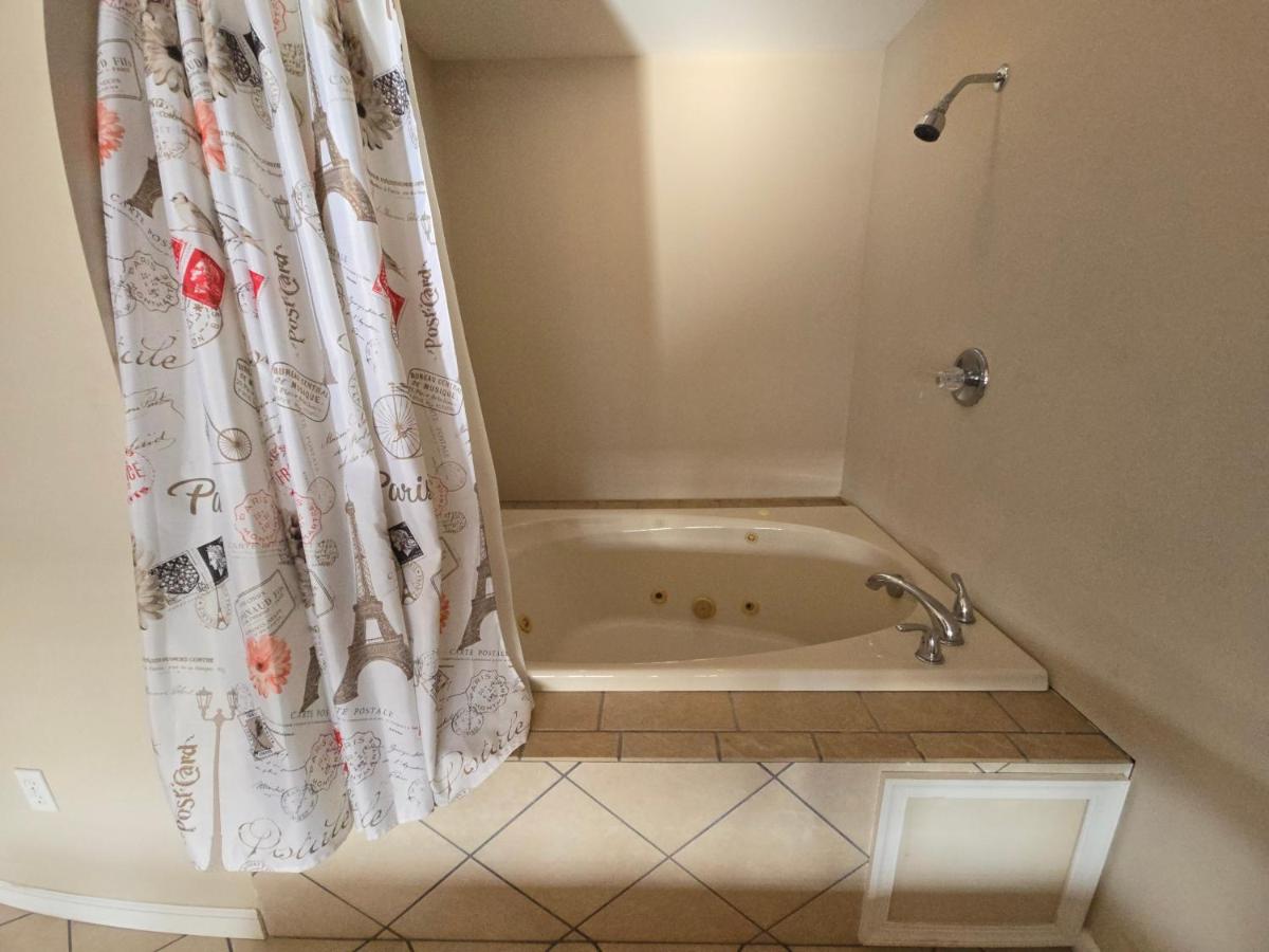 King Room with Spa Bath at Glenwood Inn - Stroudsburg