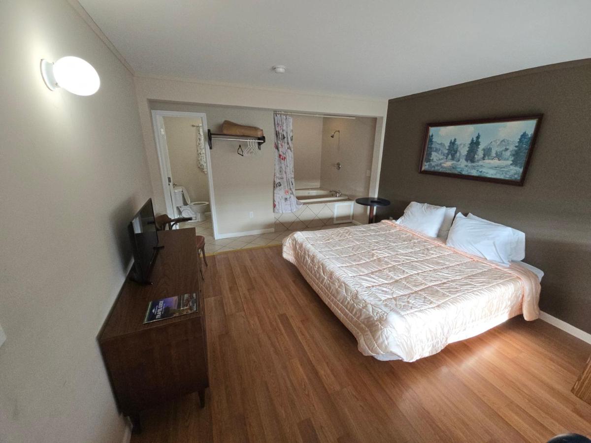 King Room with Spa Bath at Glenwood Inn - Stroudsburg