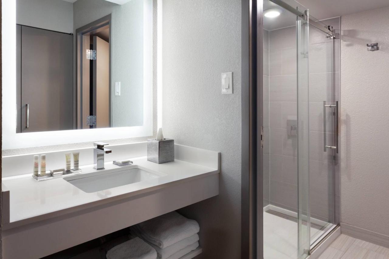 Guest room, 2 Double at Marriott Jacksonville