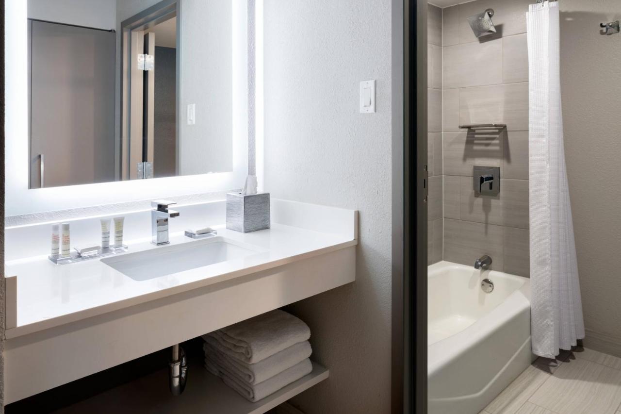 Guest room, 2 Double at Marriott Jacksonville