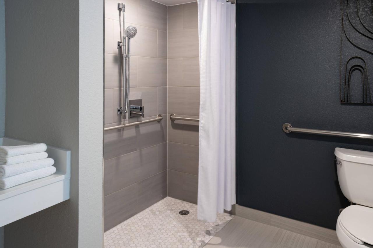 Guest room, 2 Double at Marriott Jacksonville