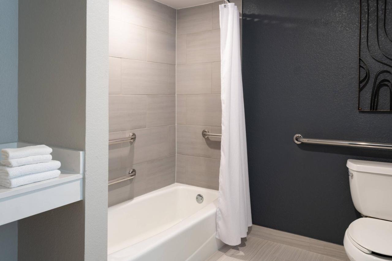 Guest room, 2 Double at Marriott Jacksonville