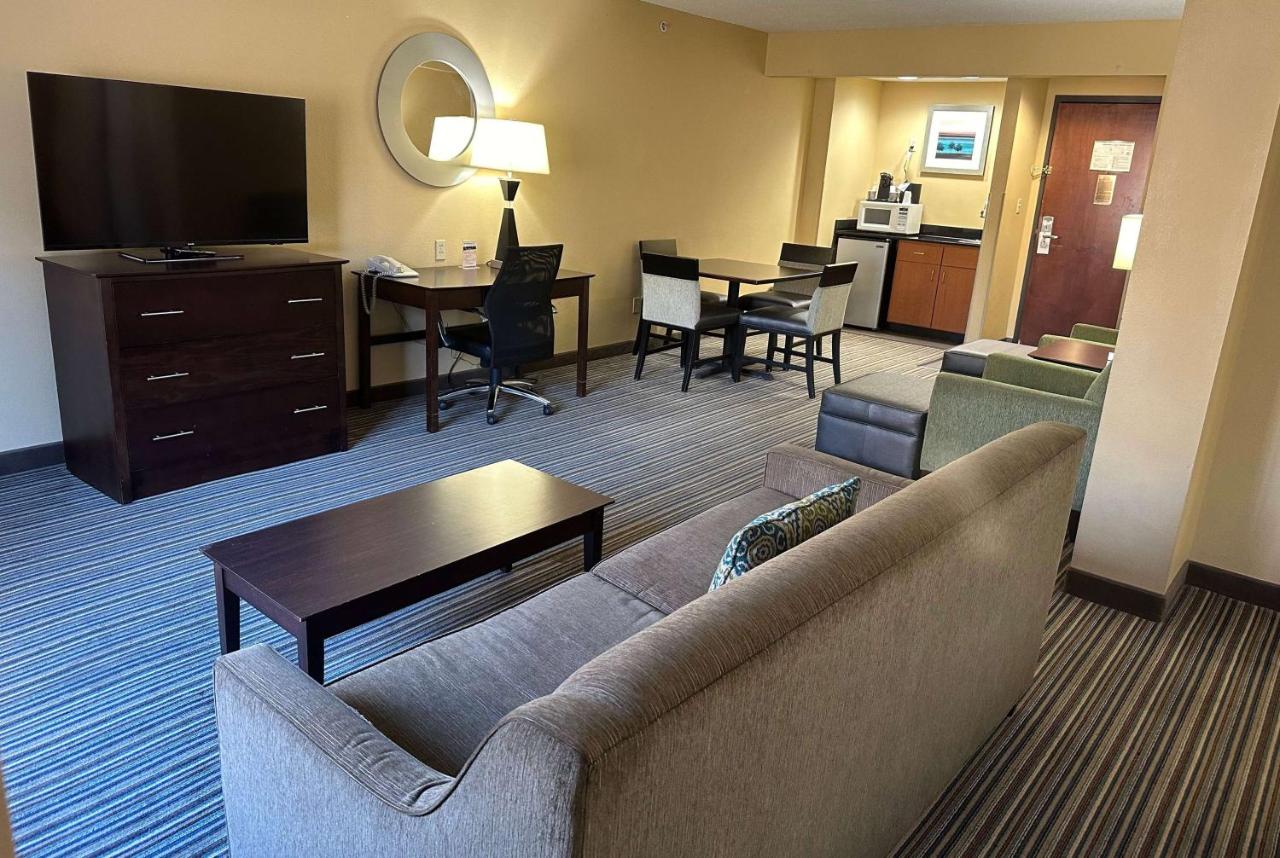 | Best Western Plus Harrisburg East Inn & Suites