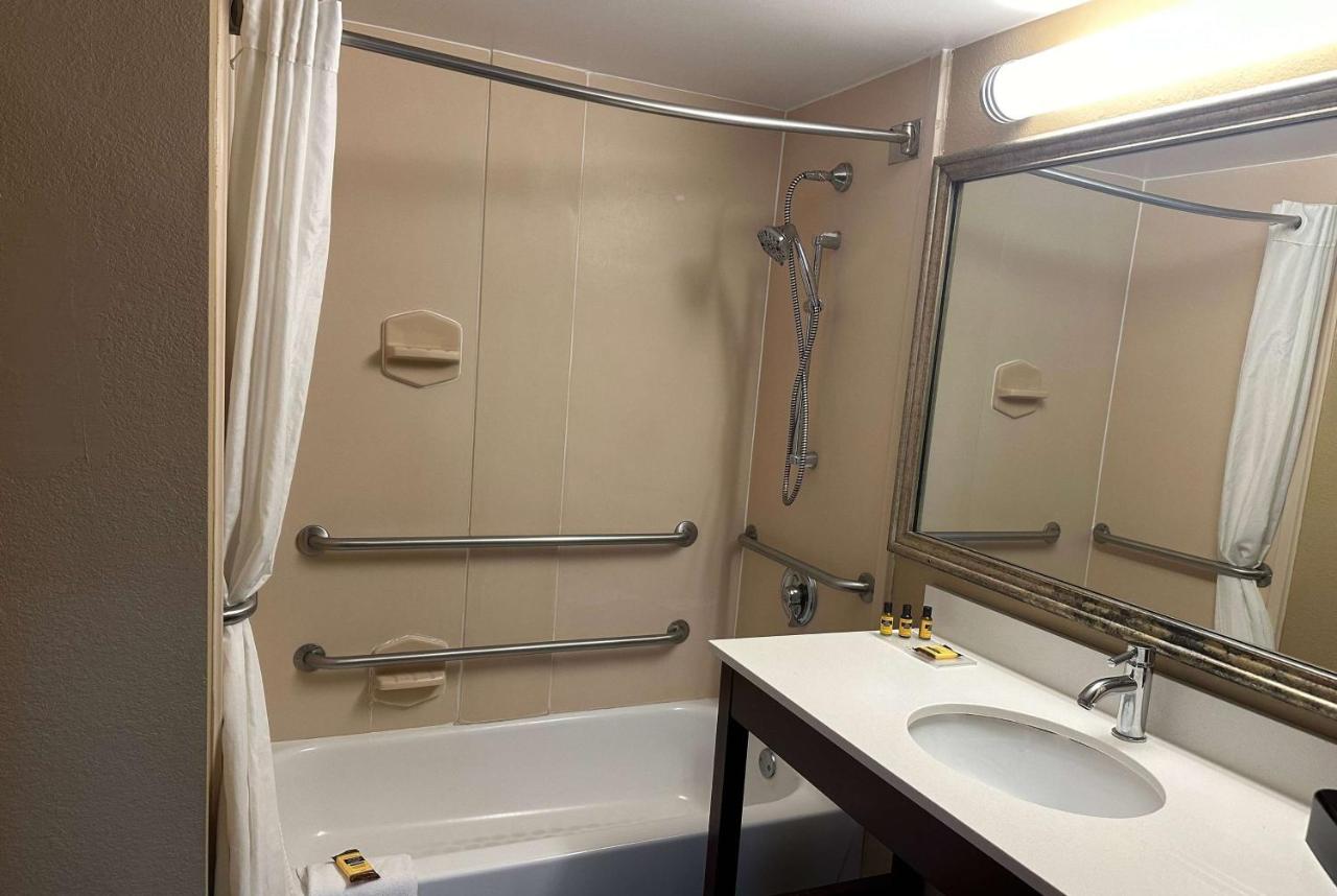 | Best Western Plus Harrisburg East Inn & Suites