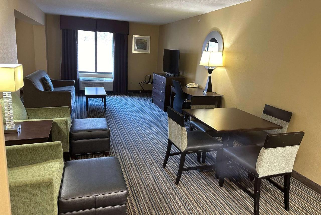 | Best Western Plus Harrisburg East Inn & Suites