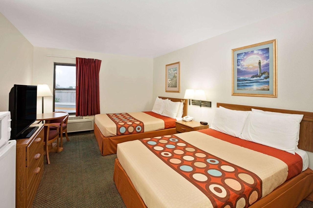 | Super 8 by Wyndham Hampshire IL
