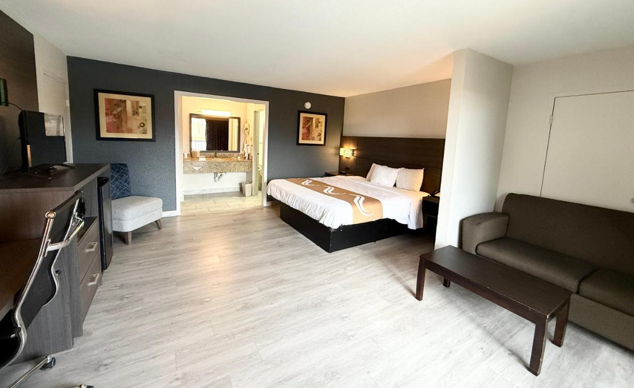 King Suite - Non-Smoking at Quality Inn & Suites Baton Rouge West – Port Allen