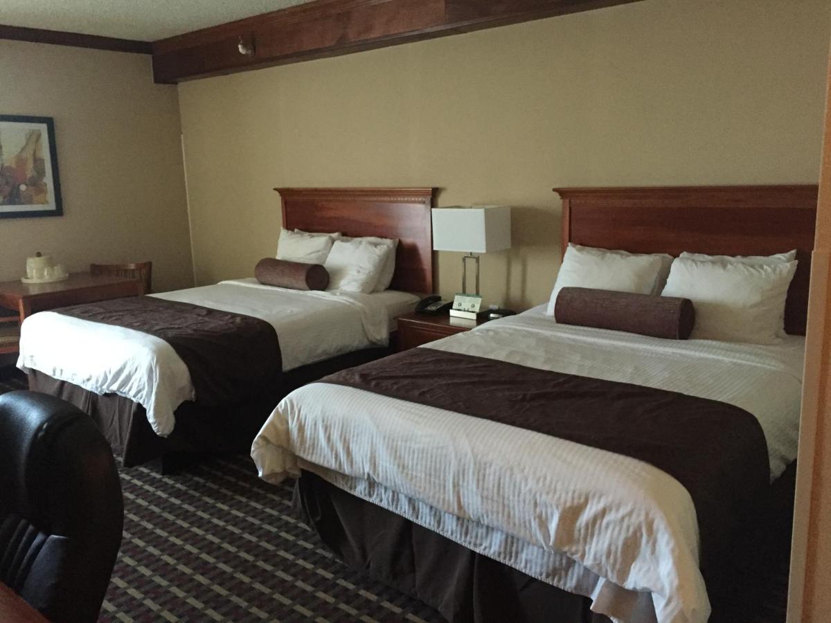 Queen Room with Two Queen Beds with Roll-In Shower - Disability Accessible at Fort Washington Inn