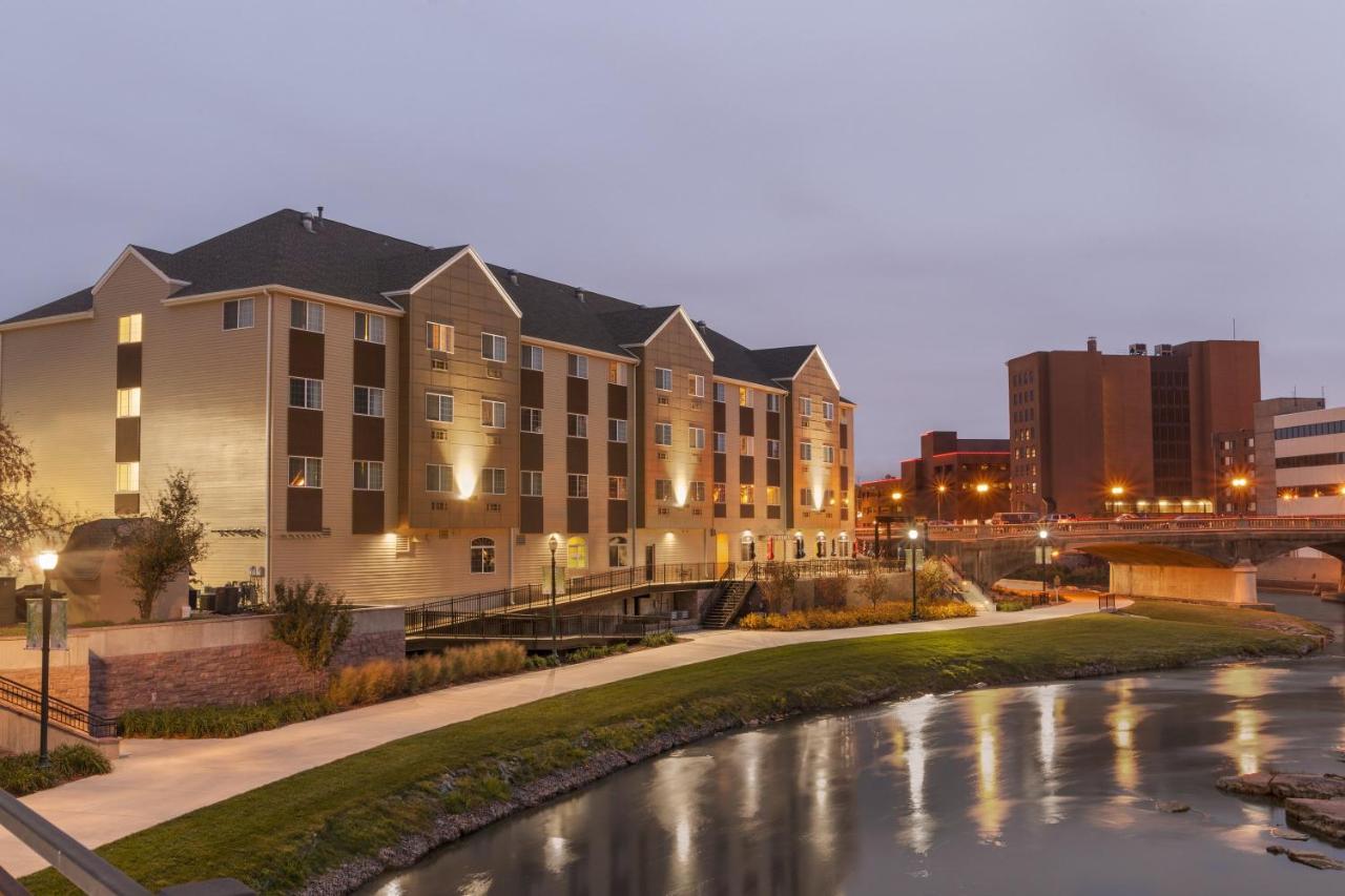 | Country Inn & Suites by Radisson, Sioux Falls, SD