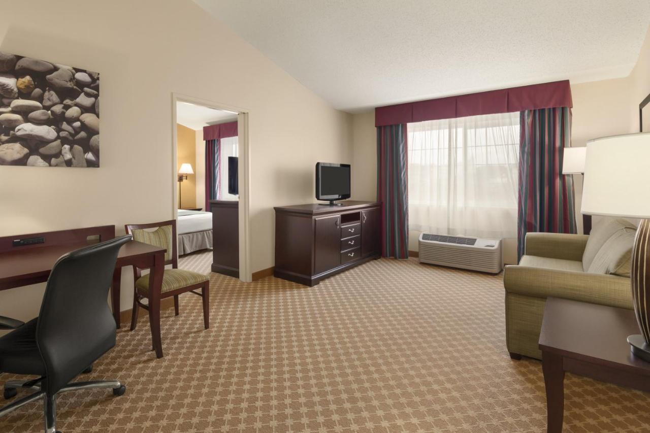 One-Bedroom Queen Suite with Sofa Bed at Country Inn & Suites by Radisson, Sioux Falls