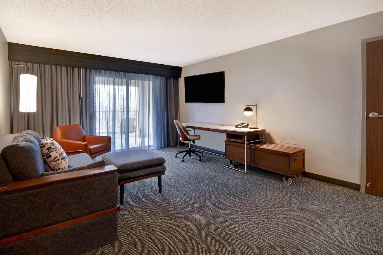 King Suite at Courtyard by Marriott Cincinnati Airport