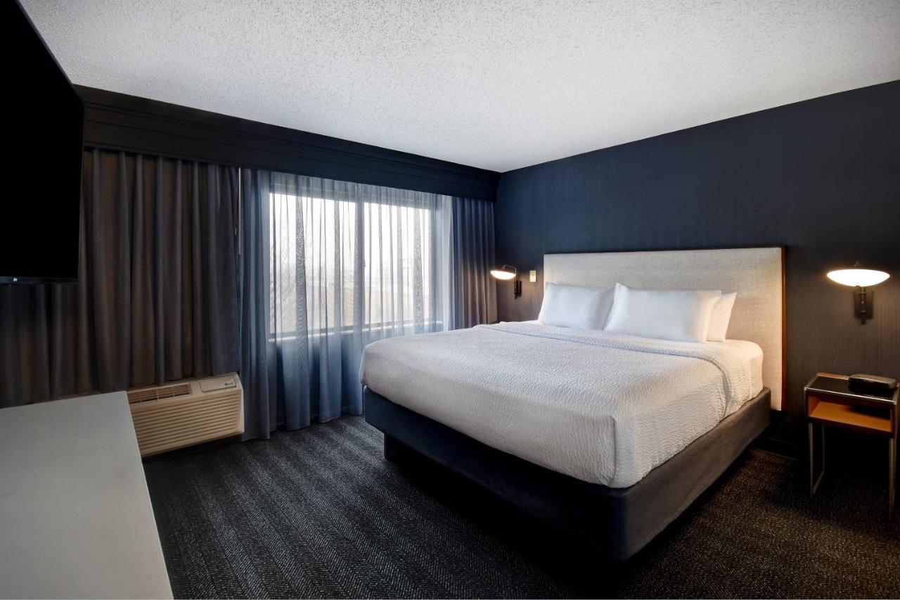 King Suite at Courtyard by Marriott Cincinnati Airport