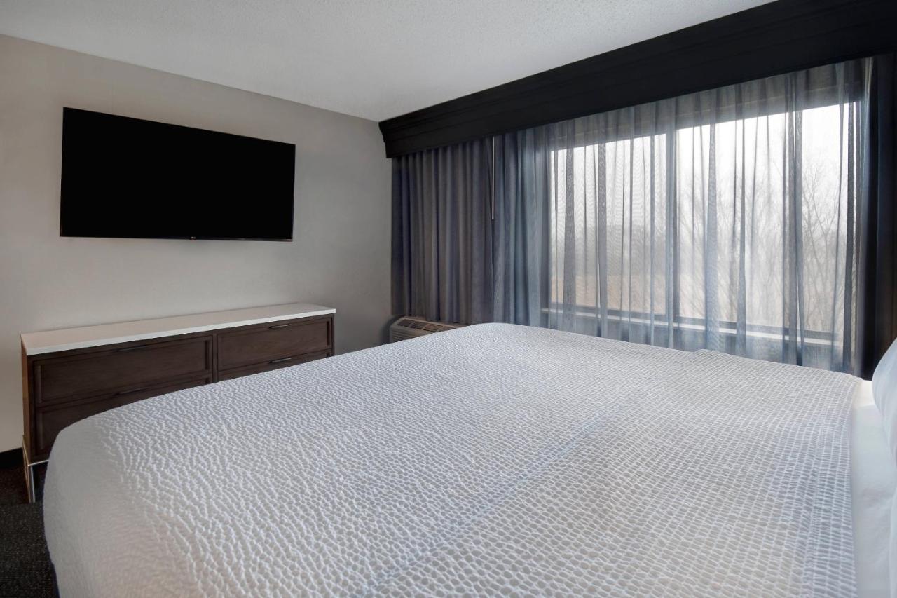 King Suite at Courtyard by Marriott Cincinnati Airport