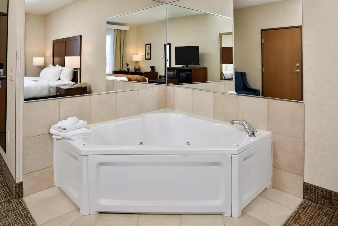 | Comfort Inn & Suites DeForest