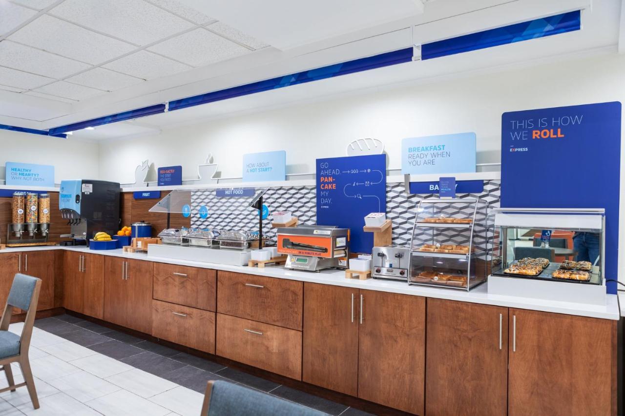 | Holiday Inn Express Hotel & Suites Memphis/Germantown, an IHG Hotel
