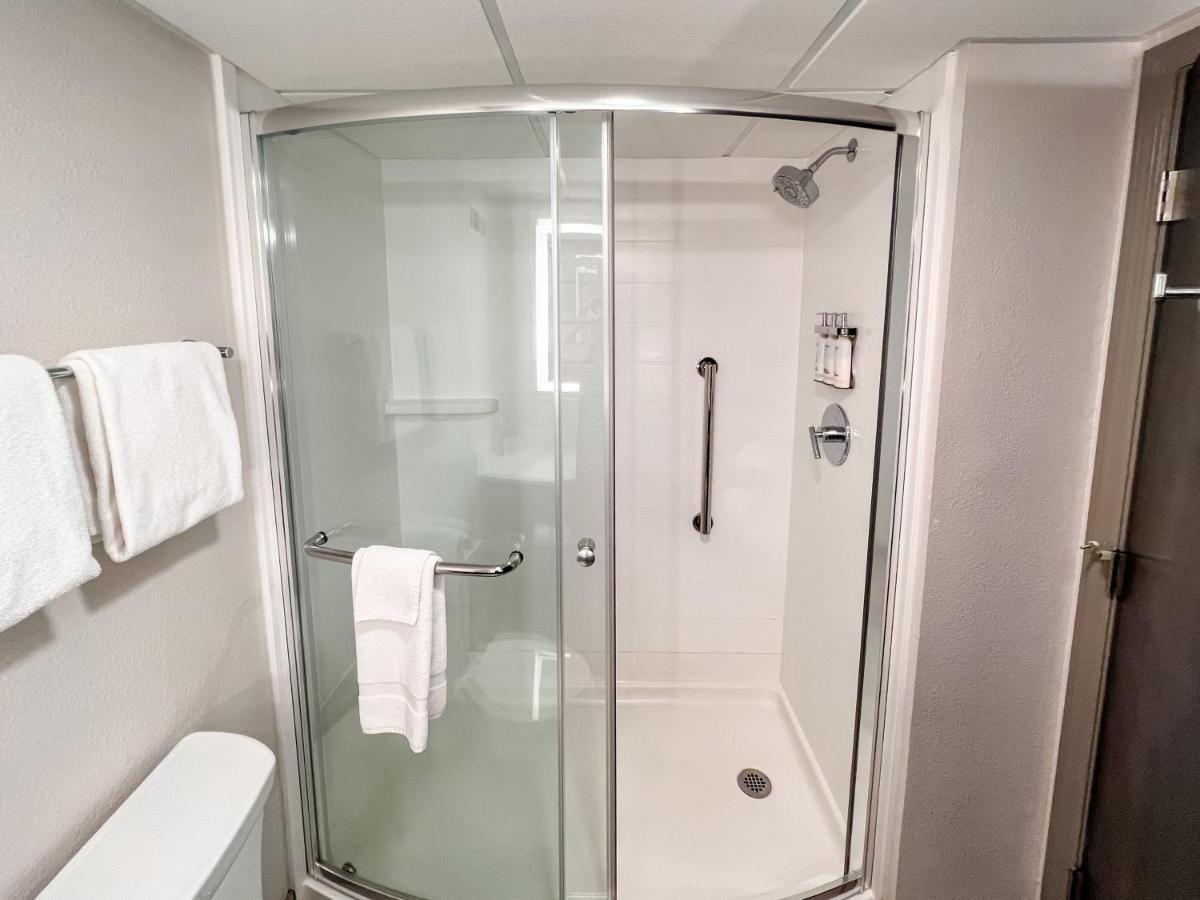 | Holiday Inn Express Hotel & Suites Knoxville-North-I-75 Exit 112, an IHG Hotel
