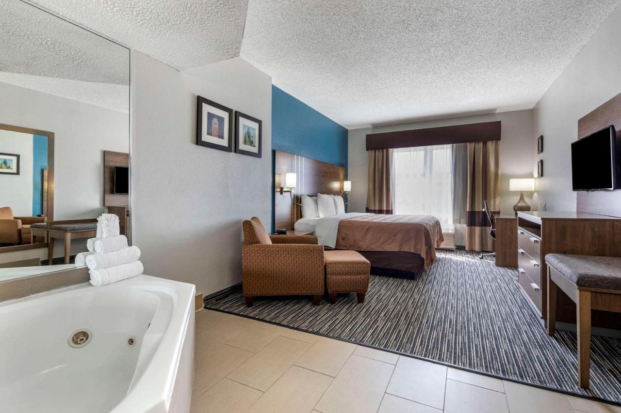 King Suite with Hot Tub - Accessible/Non-Smoking at Quality Inn & Suites I-35 E / Walnut Hill