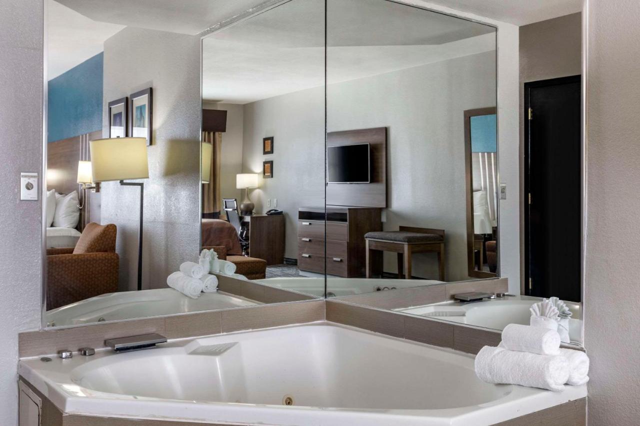 King Suite with Hot Tub - Accessible/Non-Smoking at Quality Inn & Suites I-35 E / Walnut Hill